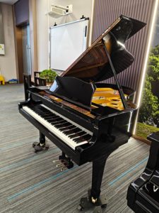 เปียโนแกรนด์ Yamaha C3B สภาพดีเยี่ยม จัดส่งรวดเร็ว งานฝีมือดั้งเดิม สวยงาม คีย์เรียบลื่น มือสอง 2153654 - Product Image 4