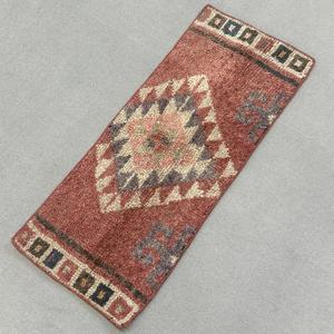 Petit tapis turc 1,3x3,3 pi (40x100 cm), tapis persan en laine rouge vintage - Product Image 2