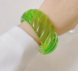 Pulsera de resina de calidad superior Pulsera hecha a mano de nuevo diseño Mejor fabricación Pulsera de resina para uso en fiestas Desgaste exagerado - Product Image 2