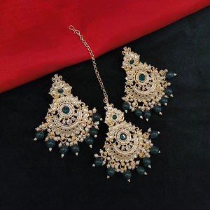 Elegantes pendientes colgantes de cuentas y piedra Kundan chapados en oro con Maangtikka a juego perfecto para looks festivos y glamour étnico - Product Image 2