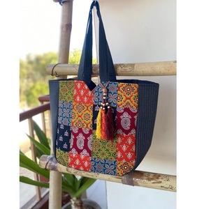 Sac à provisions fourre-tout en coton imprimé Ajrakh de 13x13x7 pouces avec poignées durables à l'intérieur de la poche et fermeture éclair sûre - Product Image 4