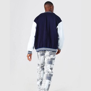 Veste de baseball varsity en laine 100% vintage rouge et blanche avec broderie personnalisée en chenille, lettreman, pour hommes - Product Image 3