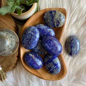 Cristal de guérison poli en pierre de palmier Lapis Lazuli naturelle de meilleure qualité pour l'amour méditation Chakra équilibrage et thérapie énergétique - Product Image 2