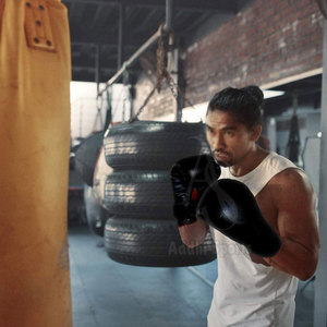 Gants de boxe professionnels en cuir PU pour hommes avec logo personnalisé pour l'entraînement et le combat Équipement d'arts martiaux OEM - Product Image 6