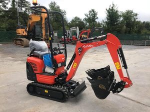 Mini-excavatrice Kubota K008-3 rouge sur chenilles, godet de 0,03 m³, rayon de braquage court, mini-excavatrice électrique compacte sur chenilles - Product Image 1