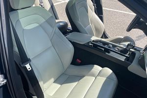 รถยนต์ Volvo V90 T6 R-Design AWD ปี 2021 สภาพดีเยี่ยม เครื่องยนต์ 4 สูบ Twincharged 316 แรงม้า สี Denim Blue Metallic - Product Image 4