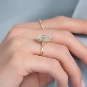 Anillo de Compromiso Solitario con Moissanita Corte Pera de 11x7mm, Chapado en Oro Amarillo, Joyería Fina Clásica para Mujer, Anillo Minimalista en Forma de Lágrima - Product Image 4