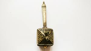 Quemador de incienso de lujo con pavo real artístico Ideal para relajación Yoga Uso espiritual y decoración al por mayor de La India - Product Image 3