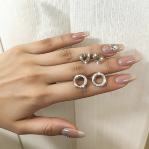 Modernos Aretes de Acero Inoxidable 304 Chapados en Oro de 18K, Estilo Dulce, Microincrustaciones, Corazón Hueco y Redondos, Ideales para Citas - Product Image 1