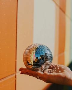 Bola de Discoteca Jumbo con Anillo para Colgar Fácil de Usar por King International - Product Image 1