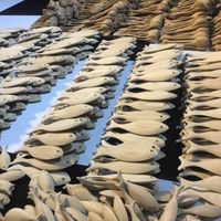 Décoration suspendue en bois traditionnelle en forme de poisson avec motif végétal du Vietnam
