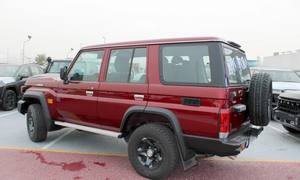 Rojo 2025 para Land Cruiser LC76 Hardtop Izquierdo Diésel Usado con Techo Solar Arranque Remoto Asientos Transmisión Automática Interior Claro - Product Image 2