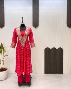 Nouvel ensemble Kurta trois pièces à la mode avec chemisier tubulaire prêt à porter pantalon Kurta élégant et chemisier intérieur pour un look Fusion moderne - Product Image 5