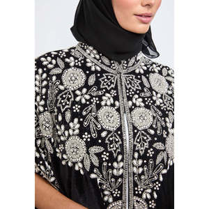 Capa negra de lujo para el novio adornada con perlas y cristales Material de terciopelo - Product Image 1