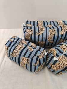 Juego de 3 Bolsas de Maquillaje Acolchadas de Algodón con Estampado de Leopardo, con Cierre de Cremallera, Ligeras, para Viaje y Organización, de Rajastán - Product Image 2