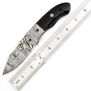 Cuchillo plegable de acero de Damasco hecho a mano con mango de cuerno personalizable, regalo de padrino para él. - Product Image 4