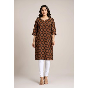 Mejora tu rotación diaria con esta blusa kurta informal de verano para mujer, de popelina de algodón estampada en negro, con cuello barco y tres mangas. - Product Image 1