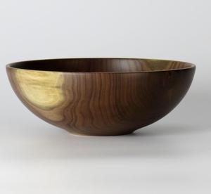 Bols de service classiques en bois durables parfaits pour les acheteurs soucieux de l'environnement qui apprécient la fonctionnalité et les designs intemporels - Product Image 1