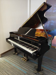 เปียโนแกรนด์ Yamaha C5B สภาพดีเยี่ยม จัดส่งรวดเร็ว งานฝีมือดั้งเดิม สวยงาม คีย์เรียบลื่น มือสอง 2153654 - Product Image 4