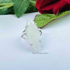 Vente en gros de pierre de lune naturelle Bague en argent sterling 925 Nouveau design de bague faite à la main Bague en pierre de lune de feu bleu arc-en-ciel - Product Image 5