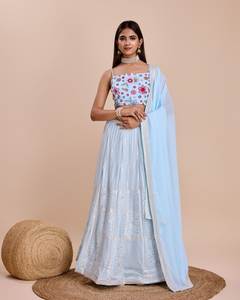 Mira directamente de un set de película de ensueño mientras caminas en este elegante Lehenga Choli, la ropa de fiesta tradicional perfecta - Product Image 5