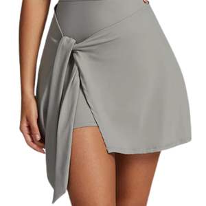 Combinaison sans manches pour femme avec détail de jupe portefeuille, coupe ajustée, style décontracté, tenue de rue - Product Image 4