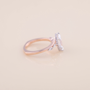 Bague de fiançailles avec diamant de laboratoire taille marquise de 1,30 carat |   Bague en or rose, blanc et jaune 14 carats à tige fendue, certifiée IGI, plaquée rhodium - Product Image 2
