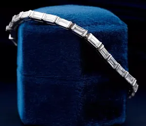 Pulsera de tenis de diamante simulado con corte de baguette blanco de 9 quilates Brazaletes y pulseras de moissanita plateada de 7 pulgadas - Product Image 1