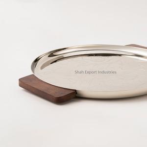 Plateau de service en métal de forme ronde fait main avec poignée en bois plateau de service de nourriture et de boissons plaqué argent pour la maison et le mariage - Product Image 2