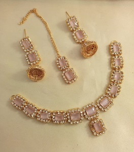 สร้อยคอสแตนเลสสองชั้นแบบดั้งเดิมพร้อมชุดปักหินสีทองสำหรับชุดเจ้าสาว - Product Image 5