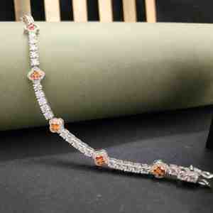 Elegante Brazalete de Moda con Diamantes de Corte Redondo en Oro Blanco de 14 Quilates para Cualquier Ocasión - Product Image 4