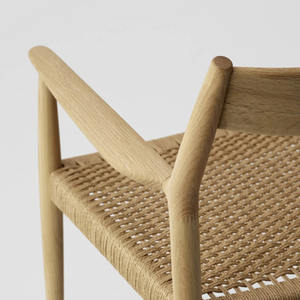 Silla de comedor Kinuta hecha de madera de teca maciza de alta calidad con cojín de color natural para uso en interiores. - Product Image 6