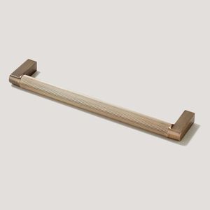 Tirador de metal para gabinetes domésticos, fabricado con materiales de primera calidad que ofrecen un rendimiento duradero para el uso diario en muebles. - Product Image 3