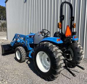 Envío Gratuito, Tractor Agrícola LS MT350E con Cargador de Enganche Rápido y Pala, 394 Horas, 4x4, Motor Diésel de 50 CV, Toma de Fuerza de 540, Enganche de 3 Puntos - Product Image 4