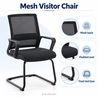 Chaise de bureau visiteur en maille noire avec siège rembourré, accoudoirs fixes à boucle et base cantilever pour salles de réunion et de réception