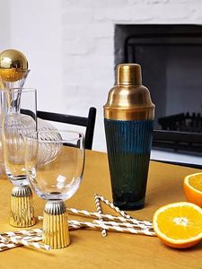 Coctelera de vidrio con accesorio de entretenimiento con acabado suave y pico de vertido hecho para coctelería elegante en casa - Product Image 2