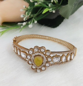 สร้อยข้อมือ polki ทองเหลืองแบบเปิดได้สำหรับผู้หญิงหรูหราระดับพรีเมียมเหมาะสำหรับงานปาร์ตี้สวมใส่สบายๆสร้อยข้อมือสวมใส่น้อยที่สุด - Product Image 1