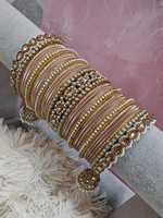 Nouveaux ensembles de Chudiyan pour mariée à prix abordable, couleur rose, bracelets élégants avec Jhumka pendante. Petites modifications possibles.