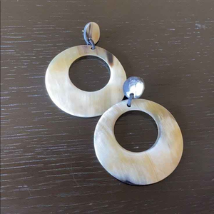 Mejor Precio, Pendientes de Cuerno de Búfalo Hechos a Mano, Ecológicos y Modernos, Joyería para Mujer con Perlas, Venta al Por Mayor, Artesanía Saniya Exportada - Product Image 5