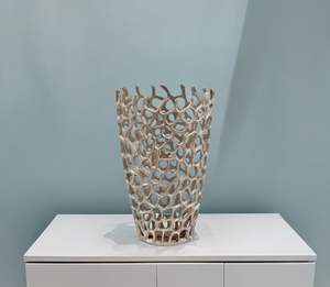 Florero de Metal Atemporal que Combina Elementos de Diseño Clásico con un Acabado Metálico Moderno y Detalles Florales Decorativos - Product Image 2