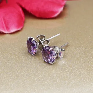 Boucles d'oreilles clous rondes en moissanite pour femme, en argent 925, sertissage griffe, bijoux classiques et tendance pour mariage, provenant du Rajasthan - Product Image 2