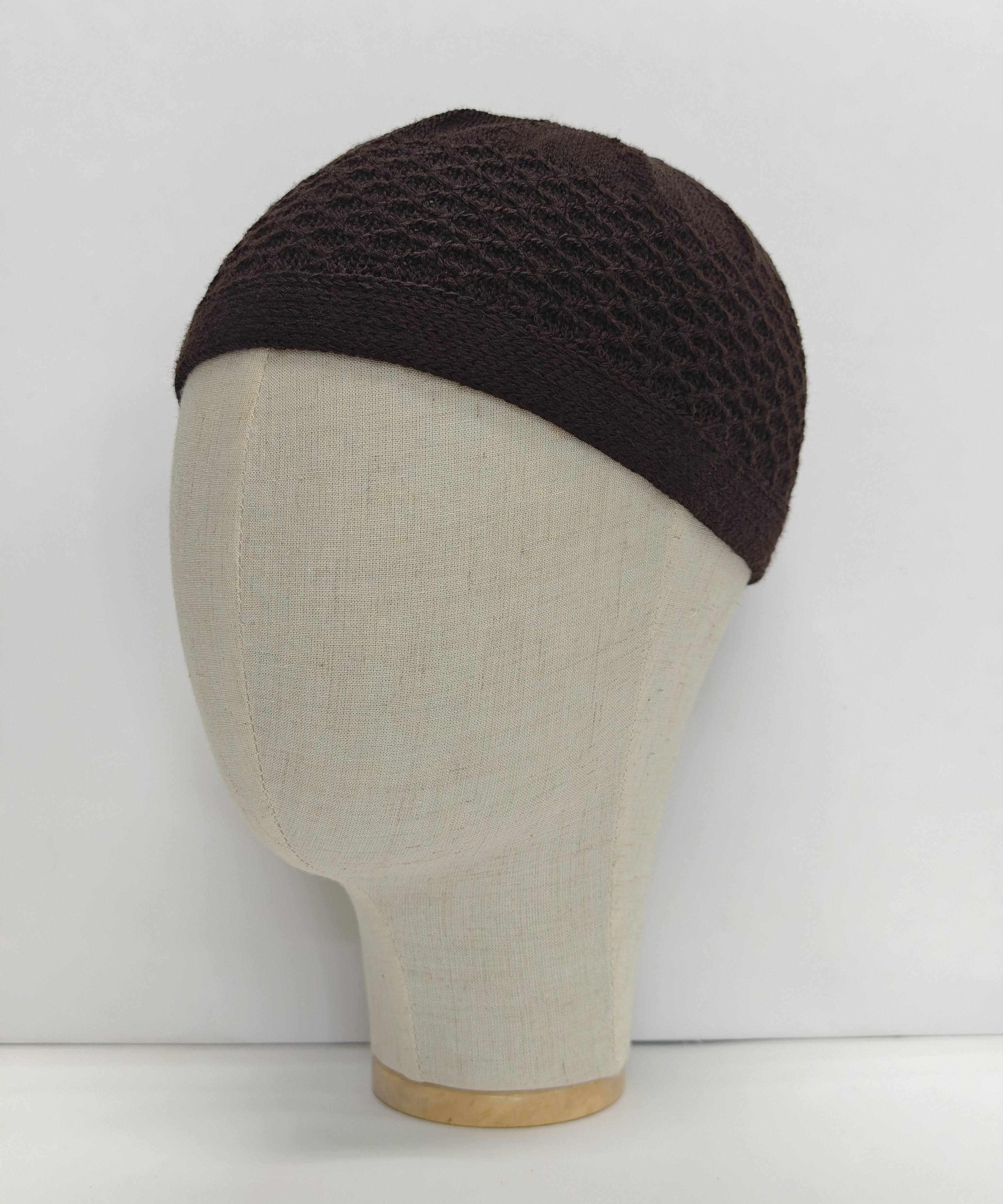 สีแดงเข้ม