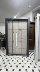 Puerta de seguridad de acero de diseño moderno y duradero con panel de metal para instalaciones de entrada exterior para proyectos residenciales - Product Image 3