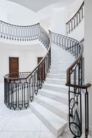 Escaliers en marbre blanc poli de qualité supérieure, design moderne pour un look luxueux dans les applications de villas