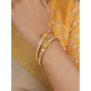 Bracelets de mode Jadau Kundan plaqués or de couleur blanche, fermeture à vis, tailles 2,2-2,6, une paire MB187W - Product Image 1