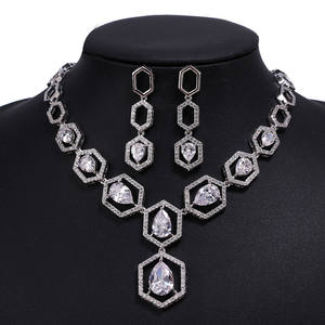 ชุดเครื่องประดับต่างหูสร้อยคอทรงหกเหลี่ยมสำหรับเจ้าสาวทำจากเงินลูกบาศก์เซอร์โคเนีย - Product Image 2