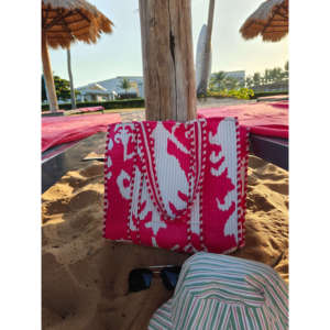 Bolso Tote de PU Hecho a Mano para Mujer - Estampado Ikat Geométrico Rojo, Ligero y Lavable - Product Image 1