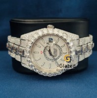 Montre-bracelet Moissanite en acier inoxydable avec style de diamants de clarté VVS et élève sa classe en lui donnant une touche de style