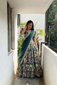 Nouvelle élégante vinaigrette indienne dernière tendance d'été imprimé fleuri Lehenga Choli avec paillettes et Zari travail exporté tenue indienne - Product Image 2