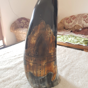 Natural hecho a mano religioso vikingo beber cuerno Ale Tankard soporte Correa respetuoso con el medio ambiente grabado personalizado disponible hecho a mano India - Product Image 1